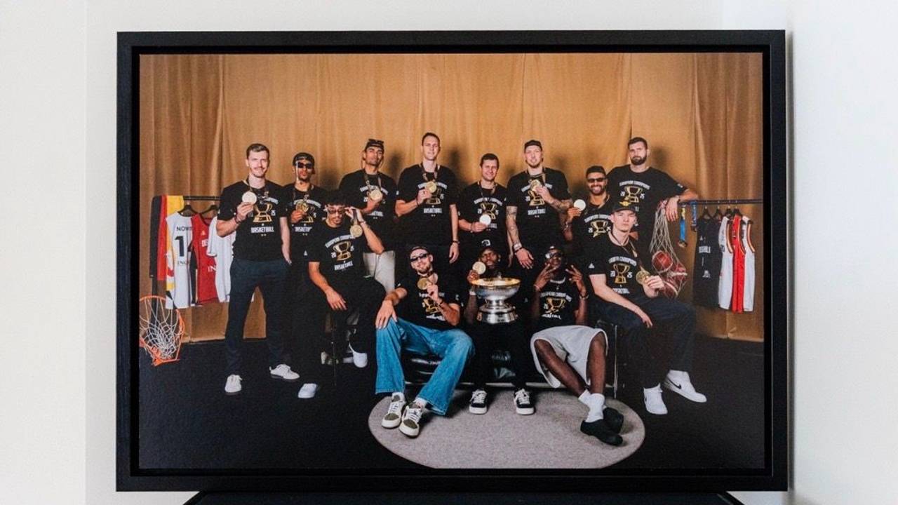 Die deutsche Basketball-Nationalmannschaft nach dem EM-Triumph in Szene gesetzt von Fotograf Basti Sevastos in Frankfurt.