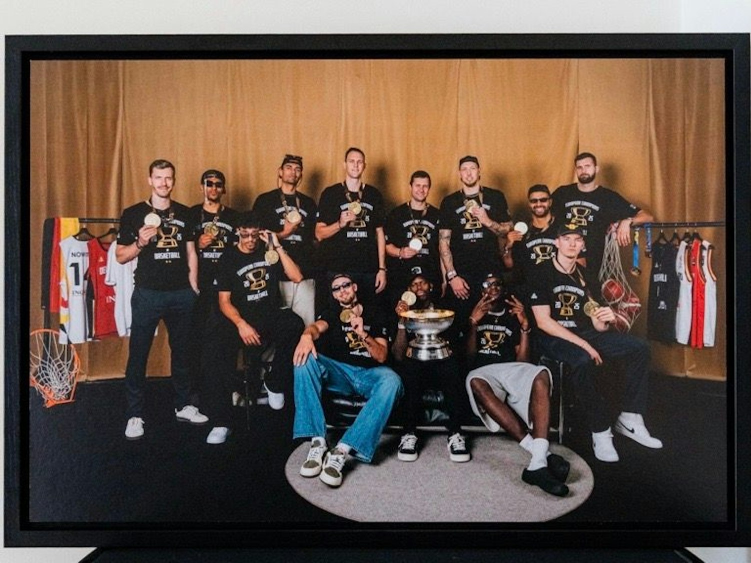Die deutsche Basketball-Nationalmannschaft nach dem EM-Triumph in Szene gesetzt von Fotograf Basti Sevastos in Frankfurt.