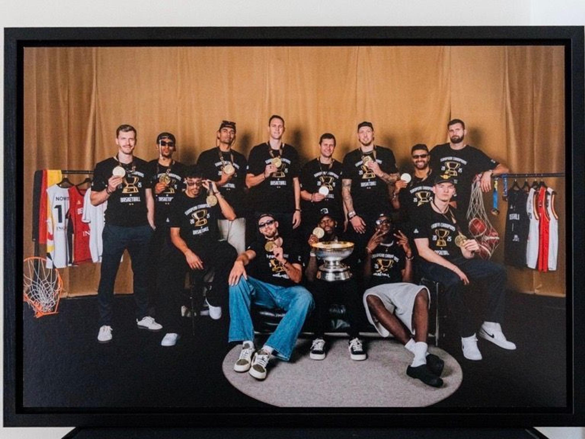 Die deutsche Basketball-Nationalmannschaft nach dem EM-Triumph in Szene gesetzt von Fotograf Basti Sevastos in Frankfurt.