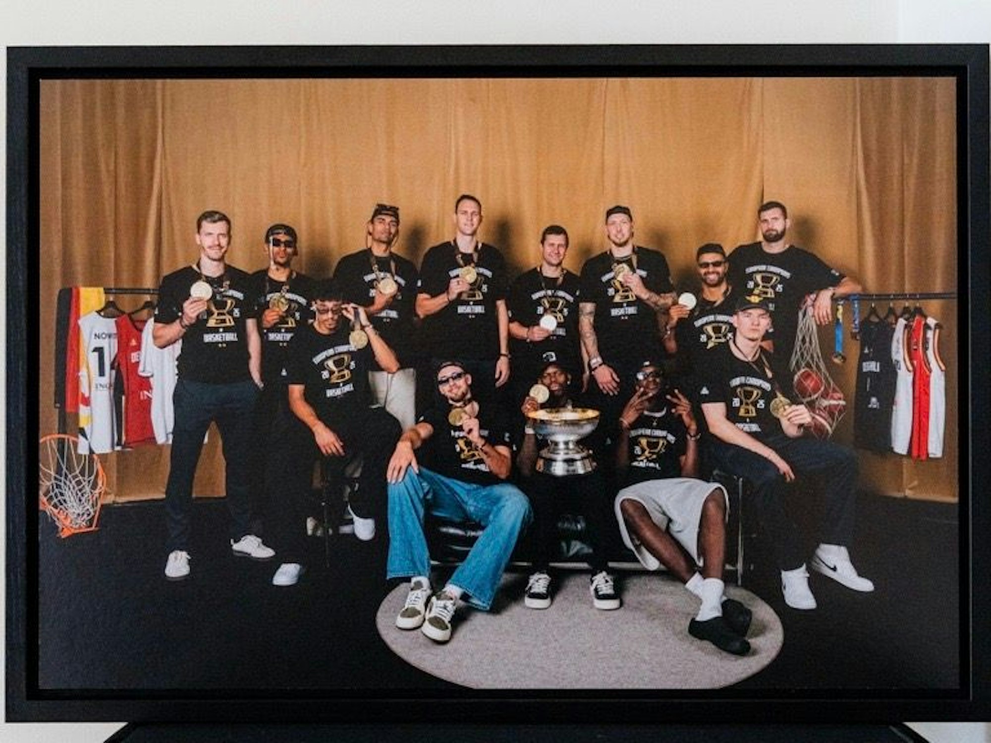 Die deutsche Basketball-Nationalmannschaft nach dem EM-Triumph in Szene gesetzt von Fotograf Basti Sevastos in Frankfurt.
