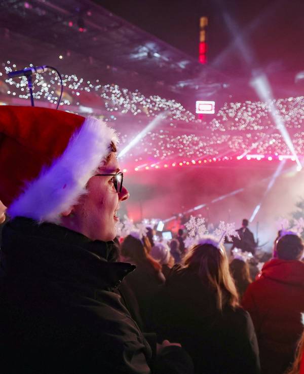 Foto von der Tribüne von „Loss mer Weihnachtsleeder singe“ aus dem Jahr 2023
