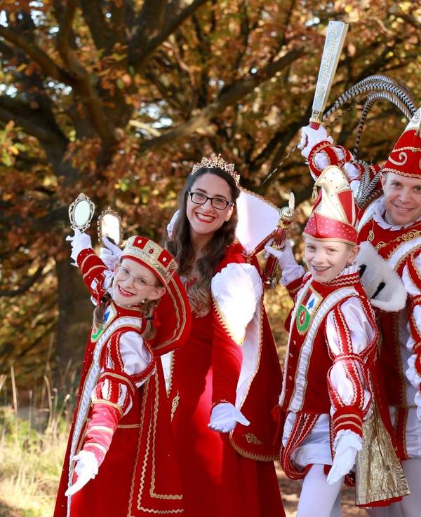 Die Familie Rühr in ihren Ornaten als Prinzenpaar und Kinderdreigestirn.