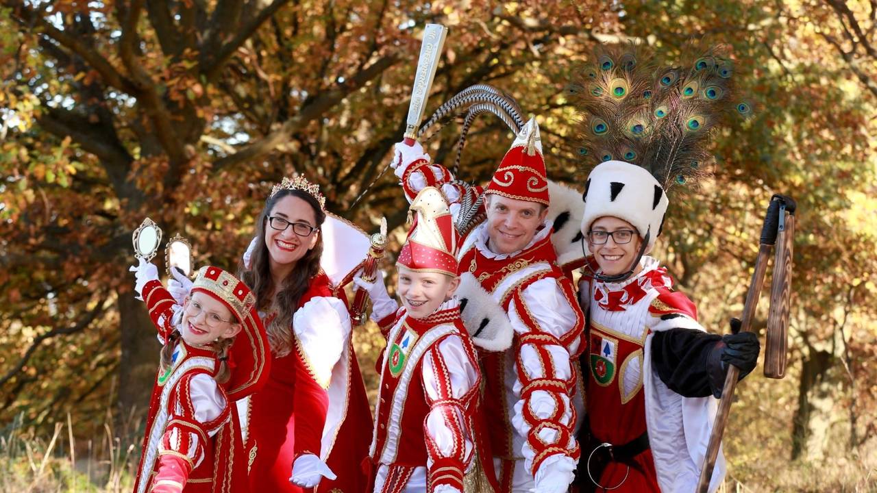 Die Familie Rühr in ihren Ornaten als Prinzenpaar und Kinderdreigestirn.