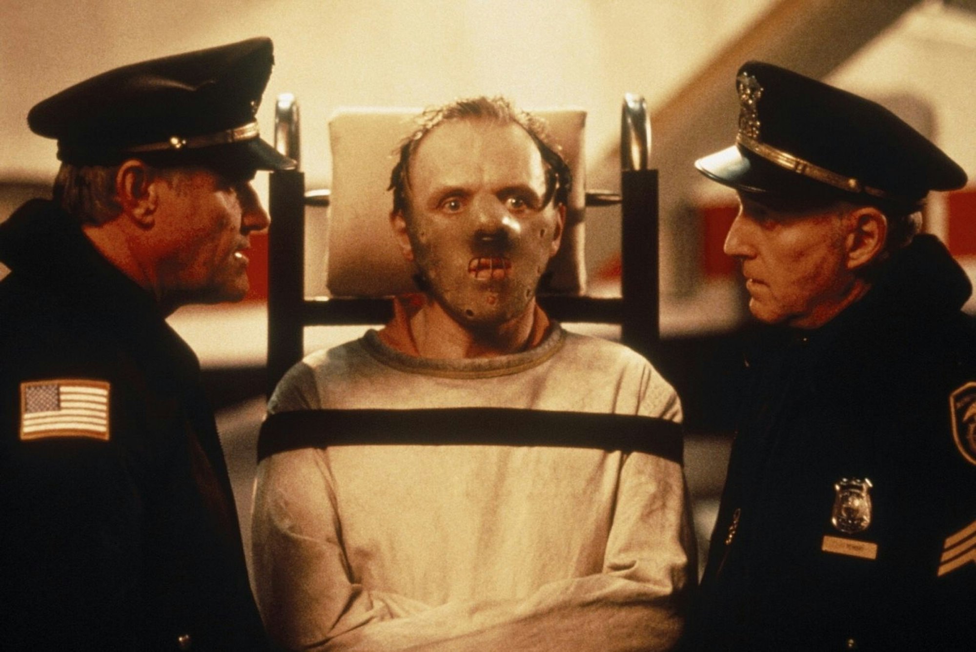 Als kannibalistischer, aber hochintelligenter Psychopath Dr. Hannibal Lecter schockte und begeisterte Anthony Hopkins (Mitte) in Jonathan Demmes Meisterwerk „Das Schweigen der Lämmer“ Publikum und Kritiker. (Bild: teleschau-Archiv)