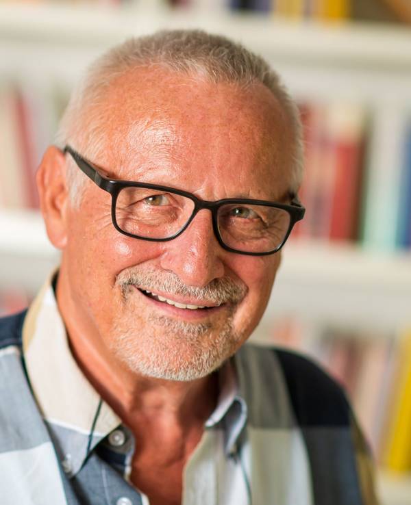 Der Sänger Konstantin Wecker lächelt