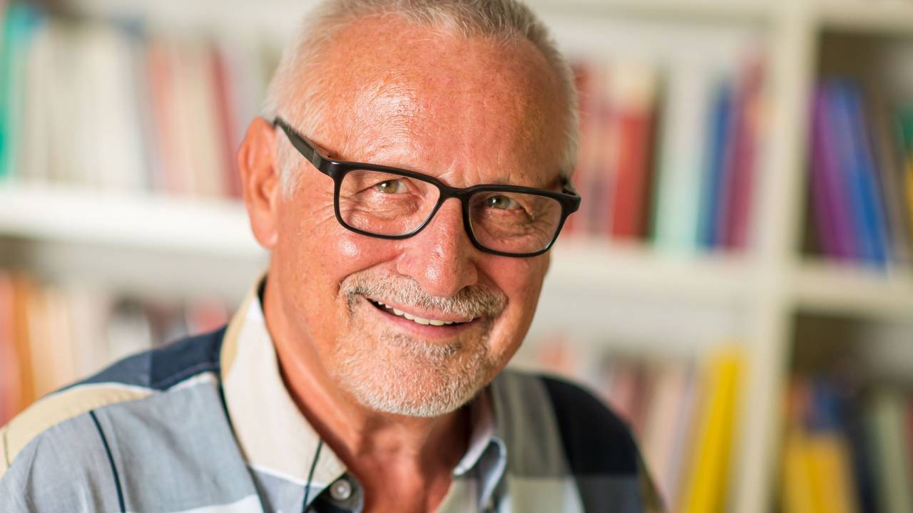 Der Sänger Konstantin Wecker lächelt