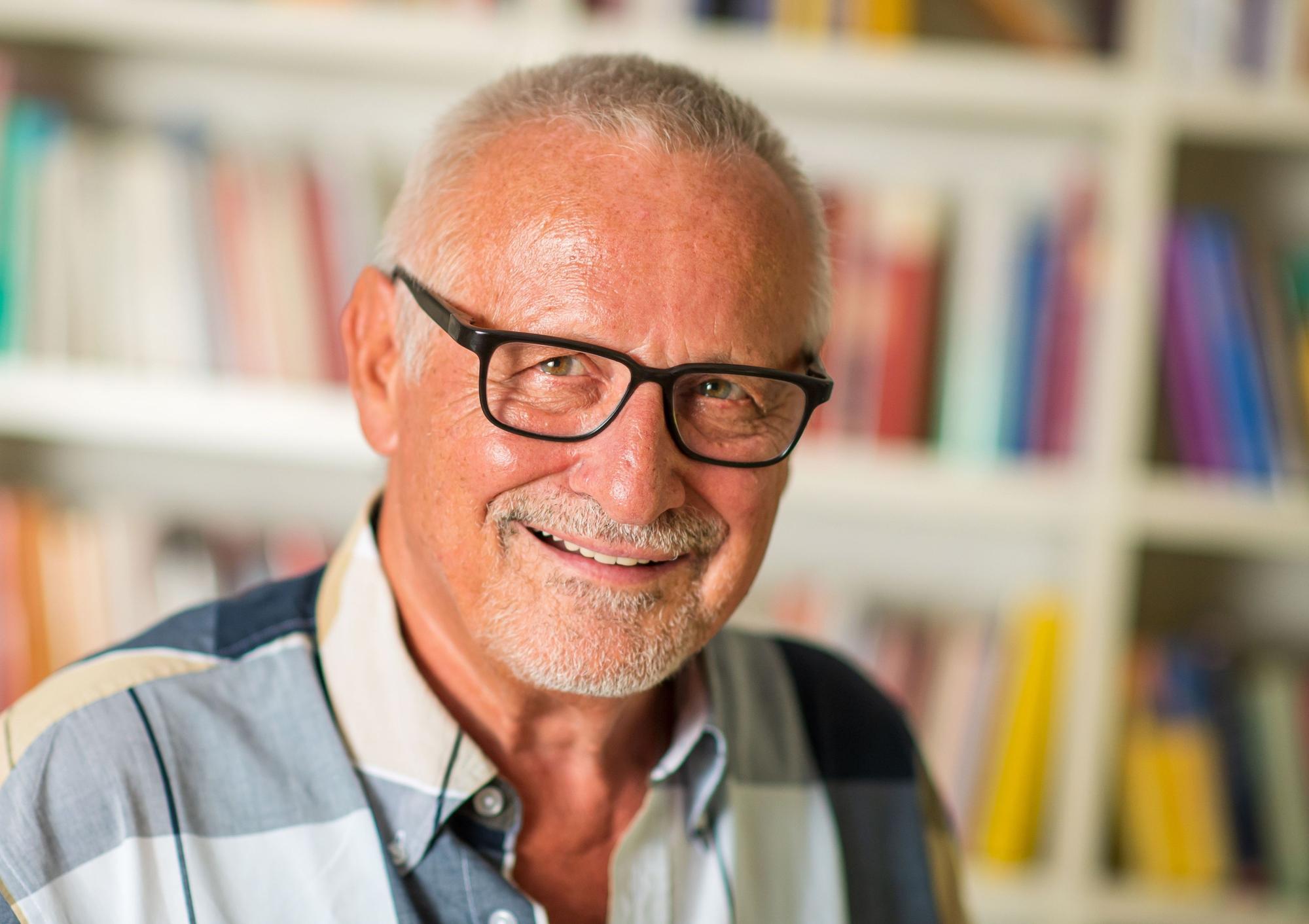 Der Sänger Konstantin Wecker lächelt