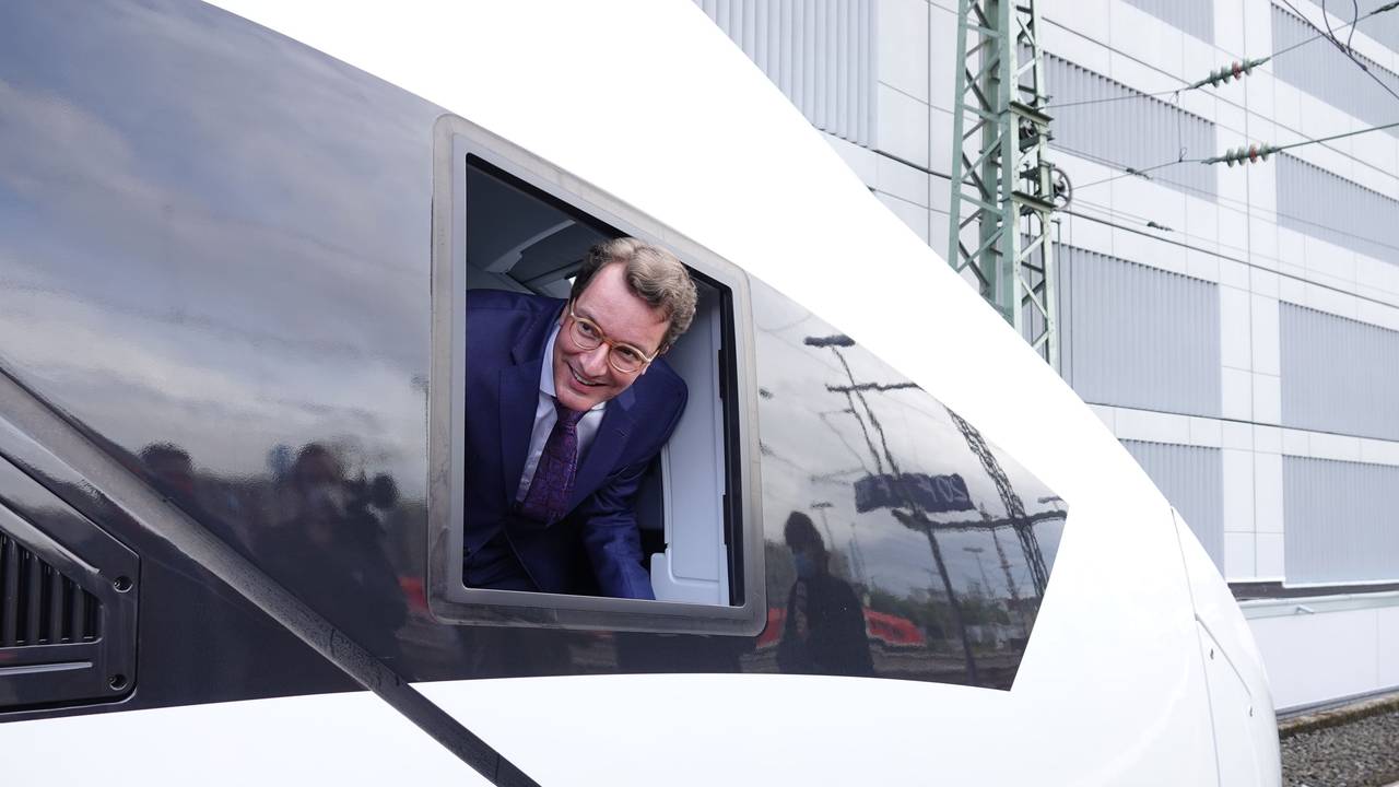 Ministerpräsident Hendrik Wüst (CDU) hat sich zur Sperrung des Kölner Hauptbahnhofes geäußert (Archivfoto).