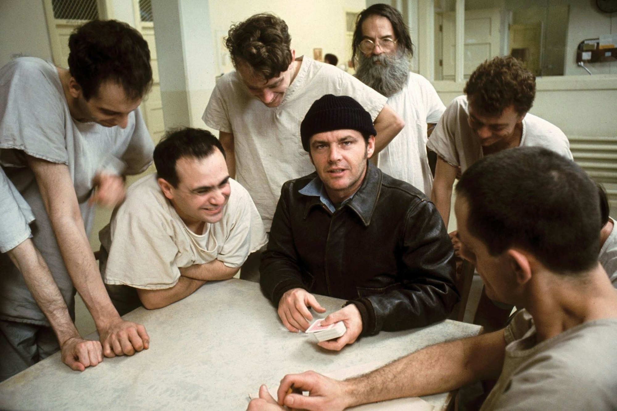 Inmitten eines überragenden Darsteller-Ensembles: Für seine Rolle eines Ganoven Randall Patrick McMurphy in „Einer flog über das Kuckucksnest“ gewann Jack Nicholson einen Hauptdarsteller-Oscar. (Bild: Warner)