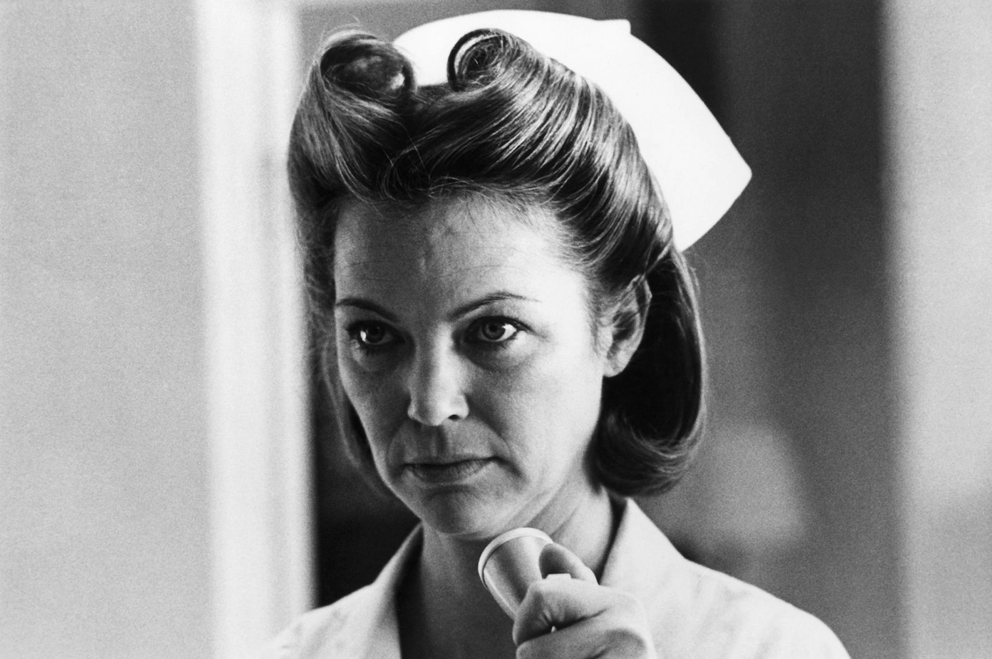 Mit der eiskalten Krankenschwester Mildred Ratched schuf Louise Fletcher eine der größten Schurkengestalten des Kinos. Zu Recht gewann die 2022 verstorbene Schauspielerin einen Oscar. (Bild: ARTE F / 1975 Fantasy Films)