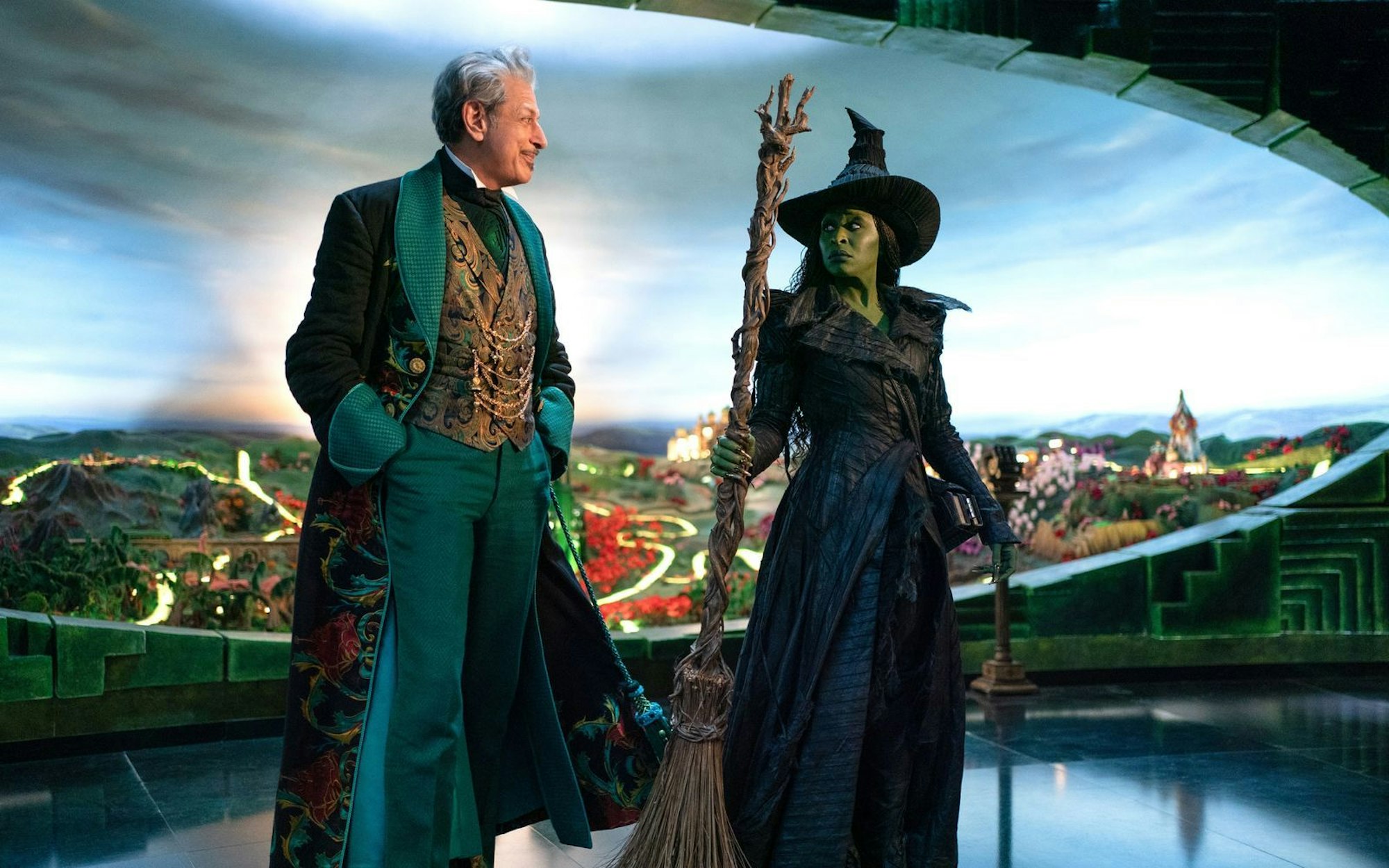 Elphaba (Cynthia Erivo) hat keine Lust, dem Zauberer von Oz (Jeff Goldblum) die Hand zu reichen. (Bild: Universal Studios)