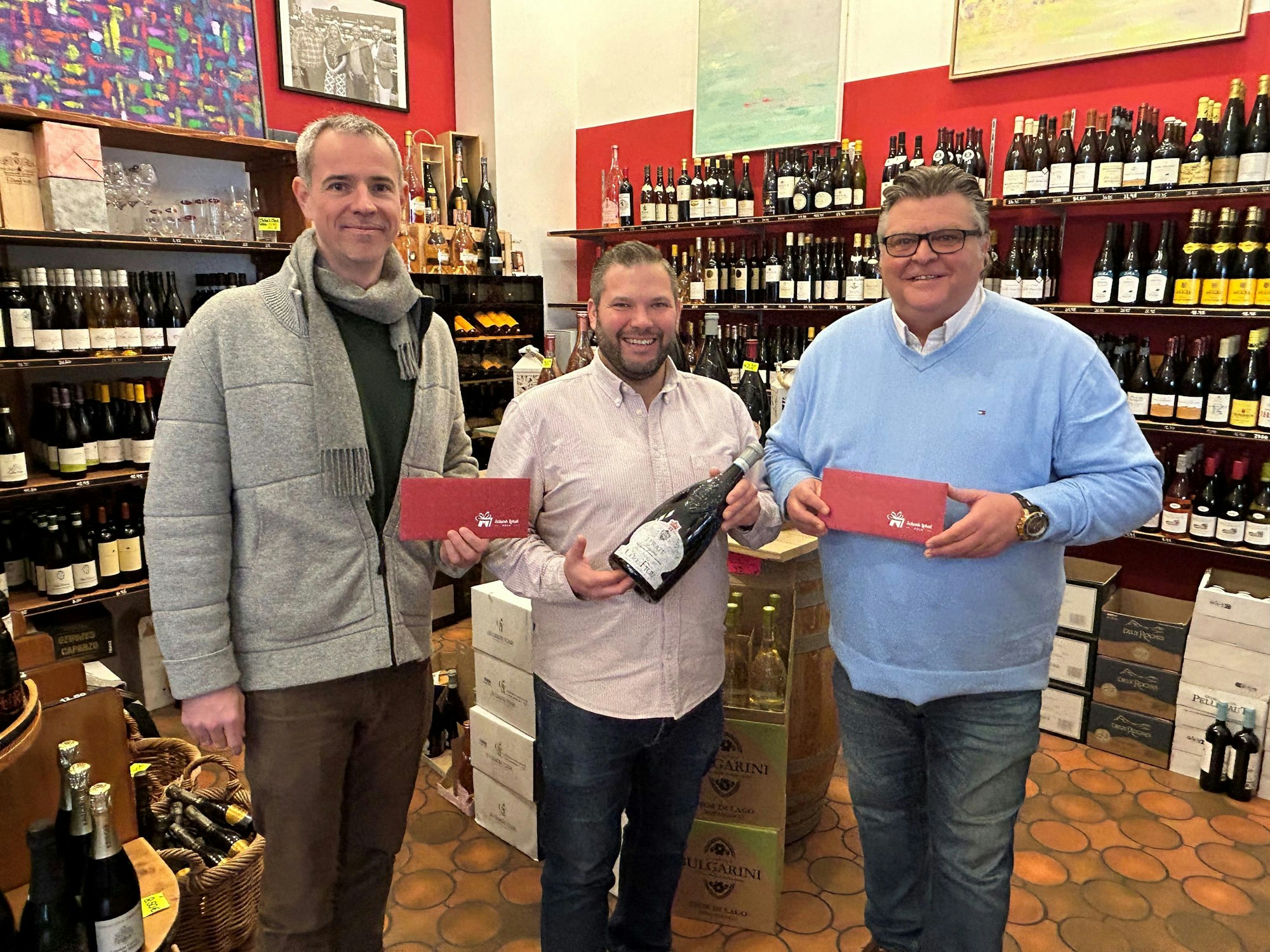 Michael Spernat, Hans-Günter Grawe und Alexander Strieder mit den Gutscheinen.