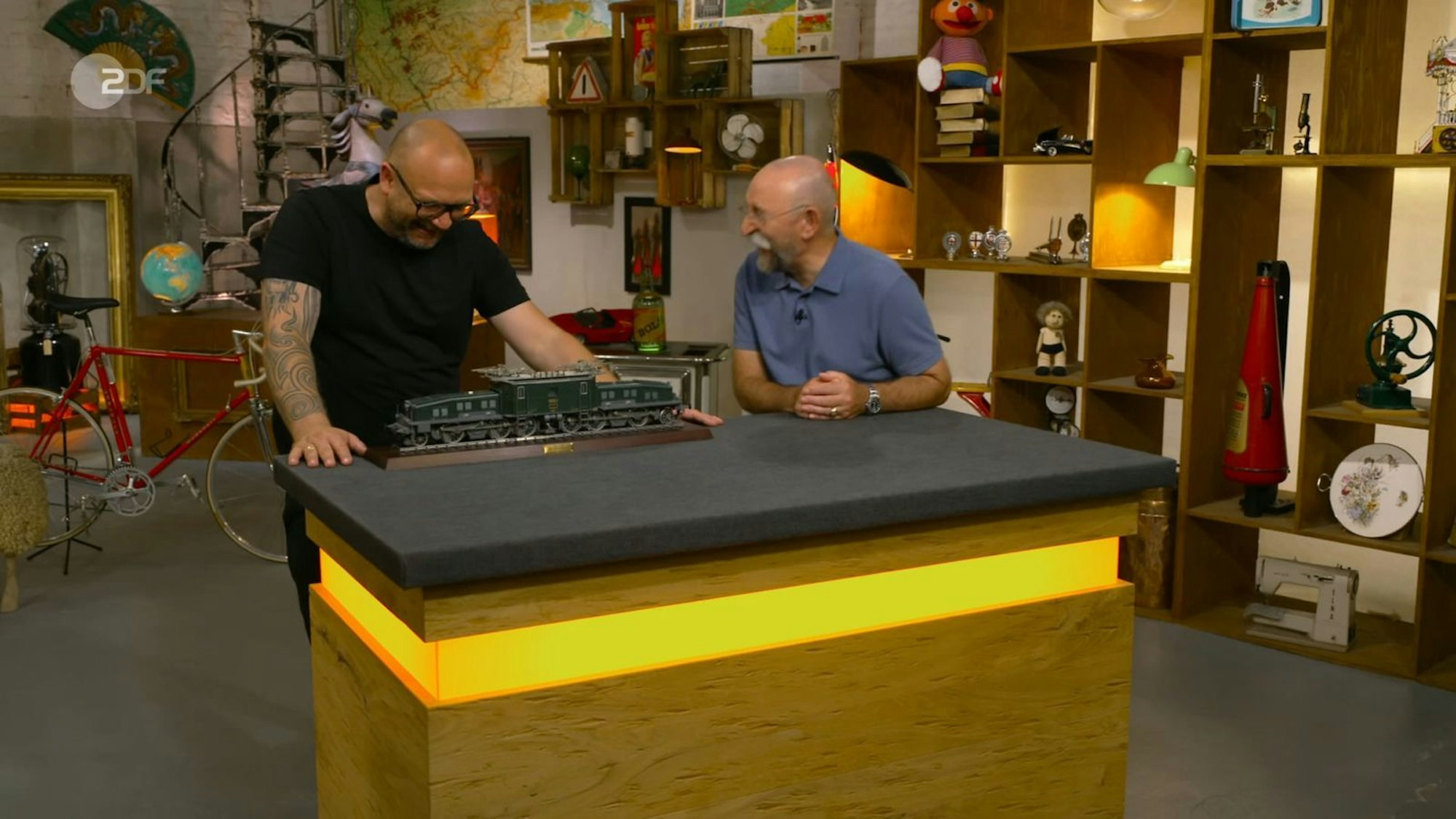 Eine vierstellige Summe für einen Modellzug? Der spektakuläre Verkaufspreis kam in der Donnerstagsfolge von „Bares für Rares“ nicht zuletzt deshalb zustande, weil sich ein Händler drastisch verschätzt hatte. (Bild: ZDF)
