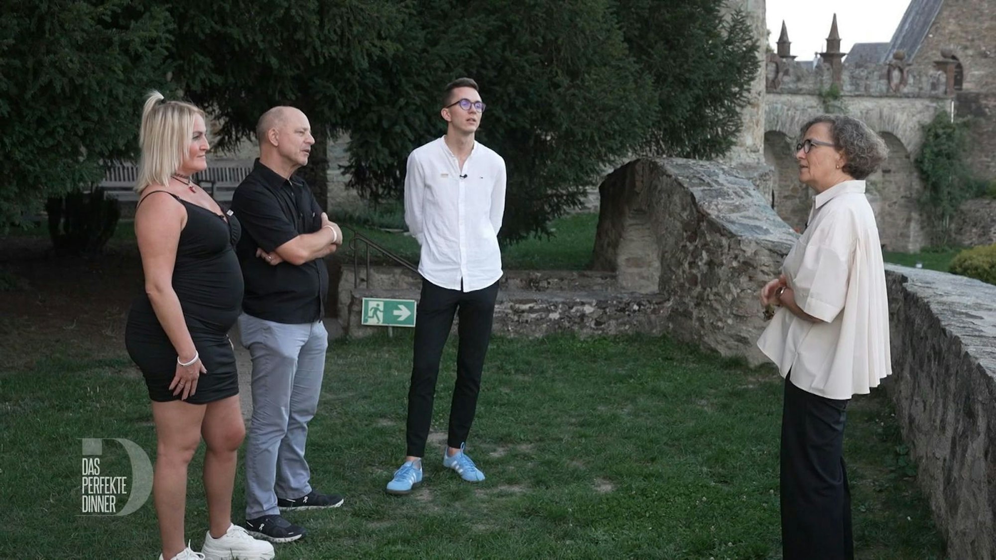 Von Volkers Frau Ulli bekommen die Gäste eine private Burgführung, während der Gastgeber den Hauptgang zubereitet.
(Bild: RTL)