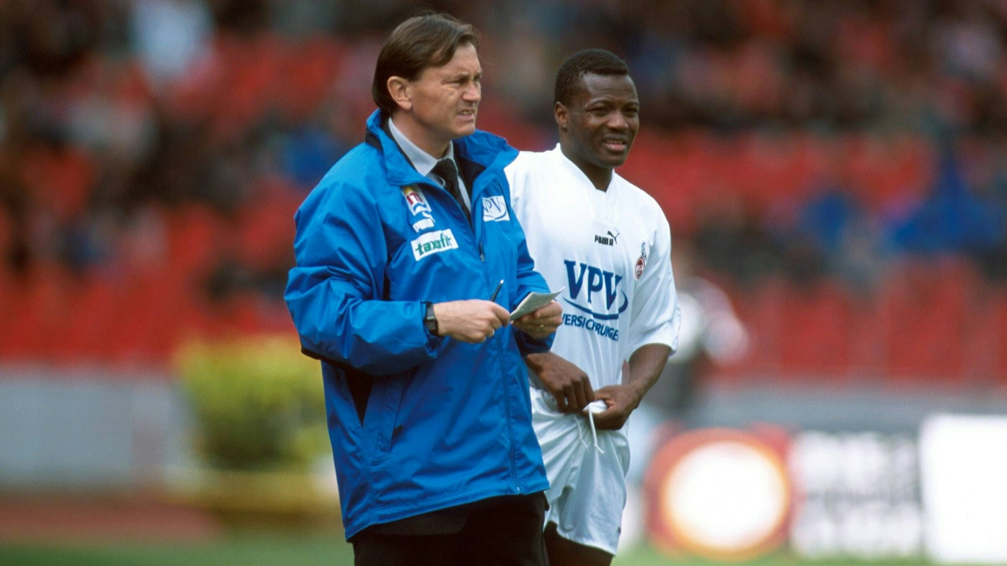 Ewald Lienen steht vor dessen Einwechslung neben Alassane Ouedraogo.