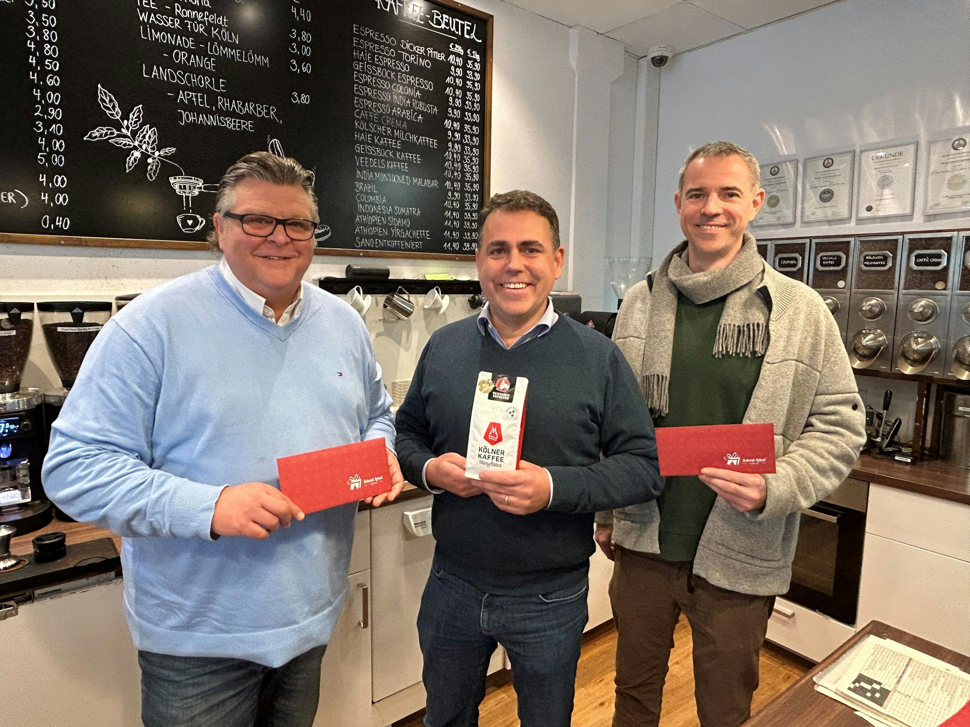 Hans-Günter Grawe, Alexander Strieder und Georg Hempsch präsentieren die Gutscheine.