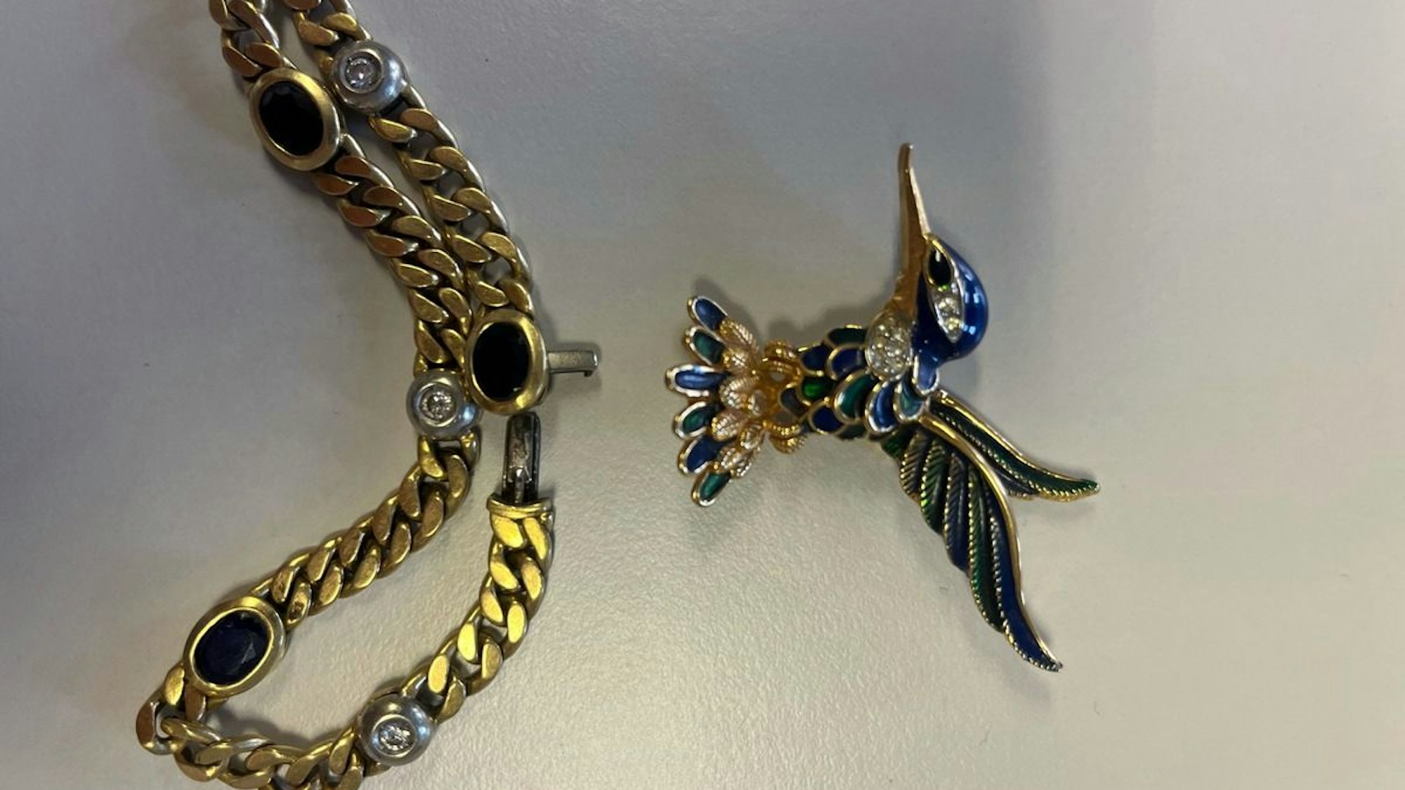 Ermittler suchen Eigentümer von mutmaßlich gestohlenem Schmuck.