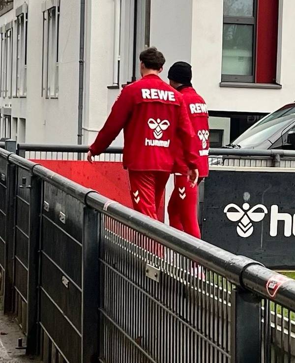 Die Spieler des 1. FC Kölns gehen auf den Trainingsplatz am Geißbockheim.