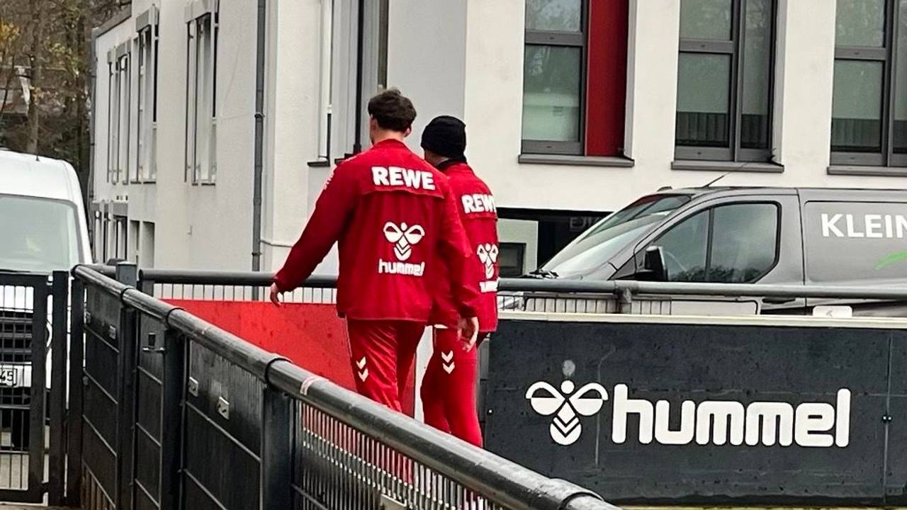 Die Spieler des 1. FC Kölns gehen auf den Trainingsplatz am Geißbockheim.
