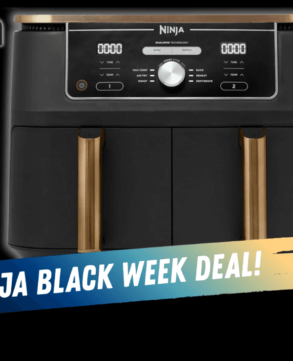 Heißluftfritteuse NINJA Foodi Max Dual Zone Airfryer in Schwarz-Kupfer Design vor einer gut aufgeräumten Küche im Hintergrund.