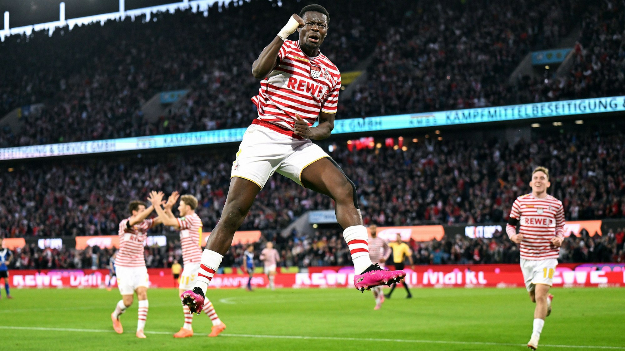 Ragnar Ache jubelt über ein Tor für den 1. FC Köln.