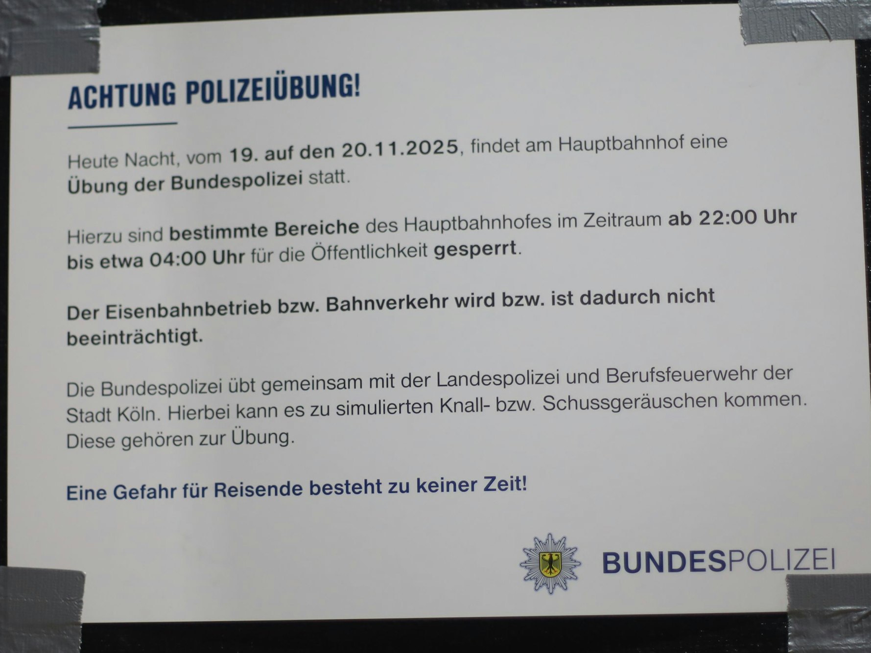 Auf einem Zettel steht „Achtung Polizeiübung“.