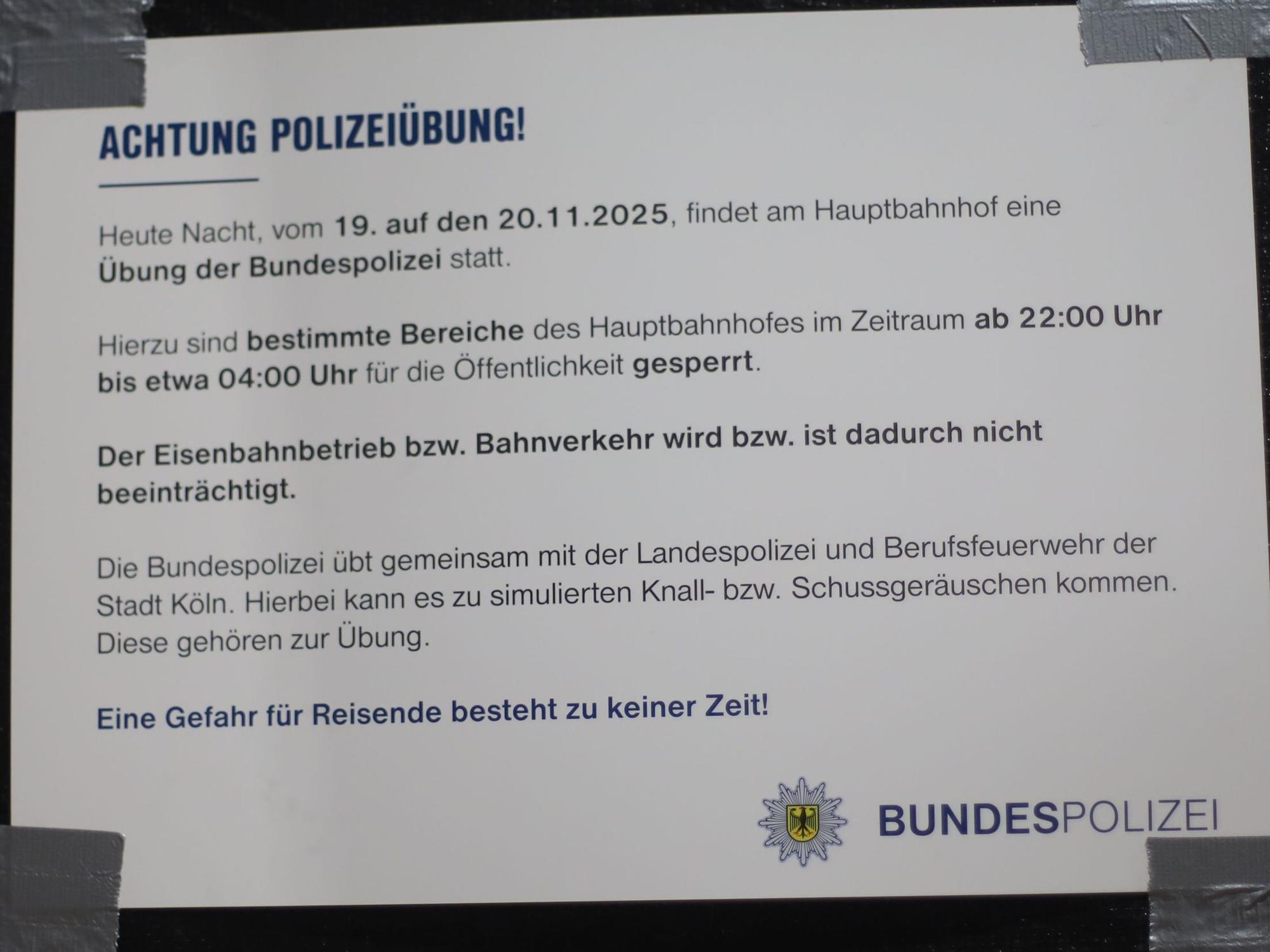 Auf einem Zettel steht „Achtung Polizeiübung“.