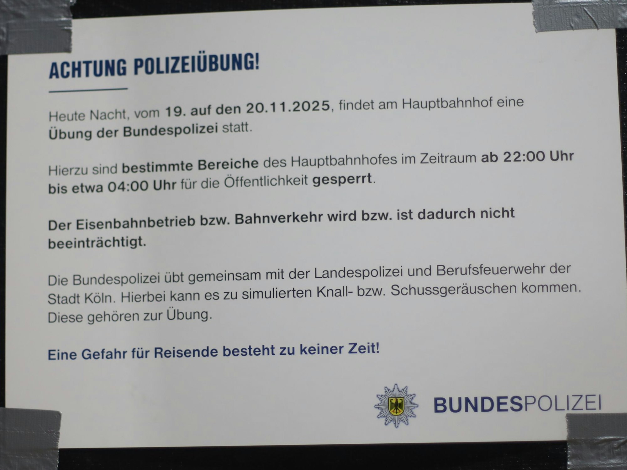 Auf einem Zettel steht „Achtung Polizeiübung“.