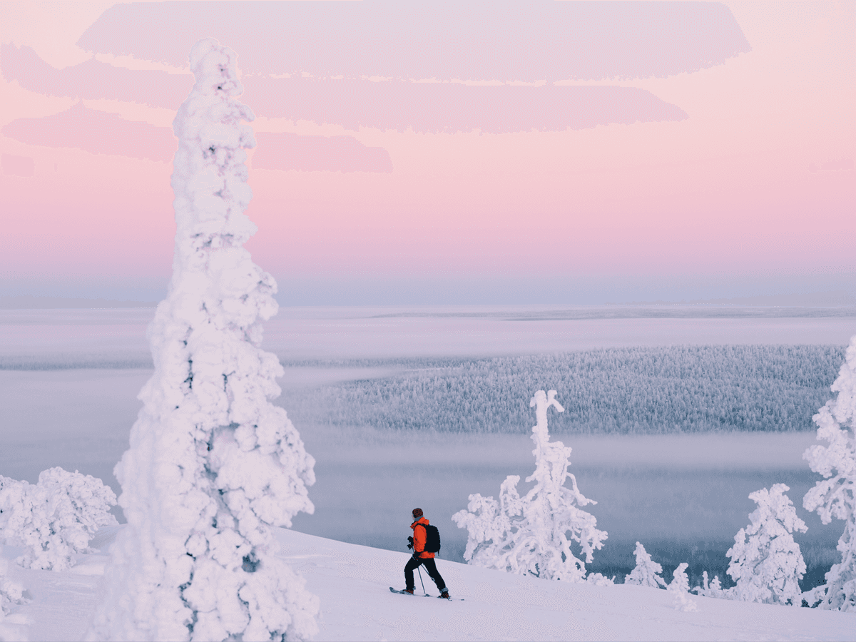 Ein Bild von der Winterlandschaft in Ruka Kuusamo im Norden Finnlands.