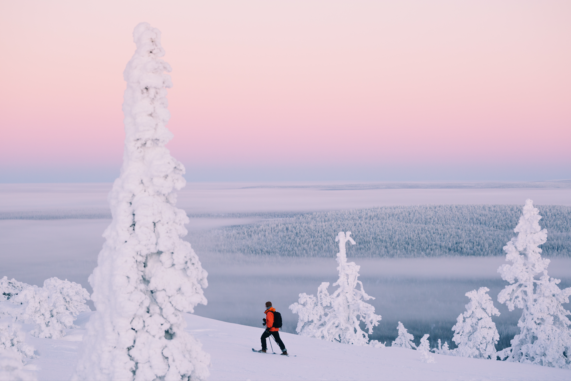 Ein Bild von der Winterlandschaft in Ruka Kuusamo im Norden Finnlands.
