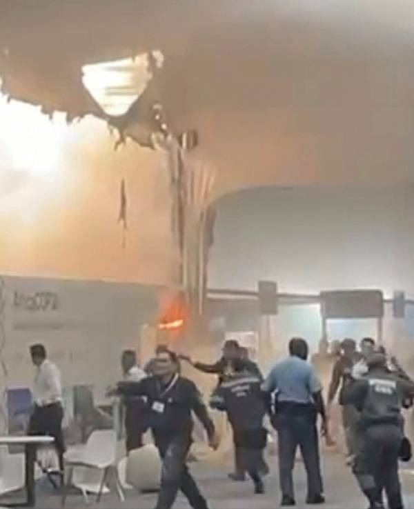 In diesem Bild aus einem von Catherine Ellis zur Verfügung gestellten Video ist ein Feuer zu sehen, das auf dem Gelände der Weltklimakonferenz COP30 ausgebrochen ist.