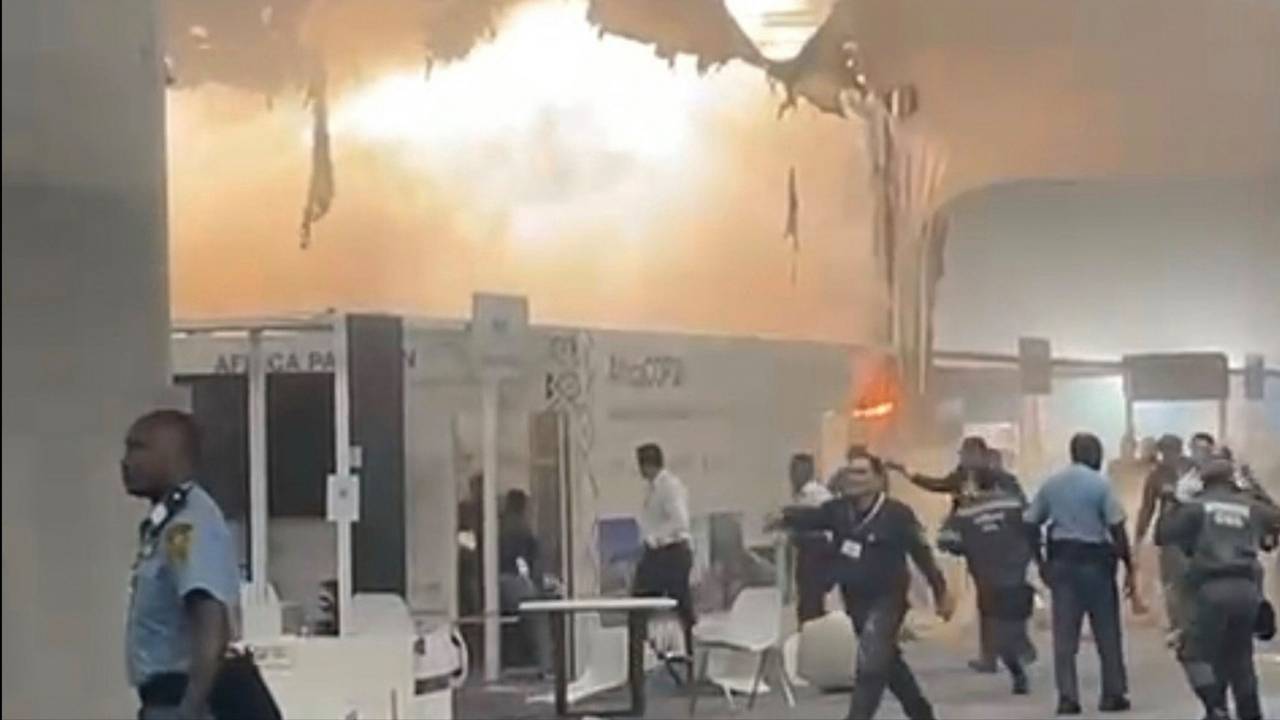 In diesem Bild aus einem von Catherine Ellis zur Verfügung gestellten Video ist ein Feuer zu sehen, das auf dem Gelände der Weltklimakonferenz COP30 ausgebrochen ist.