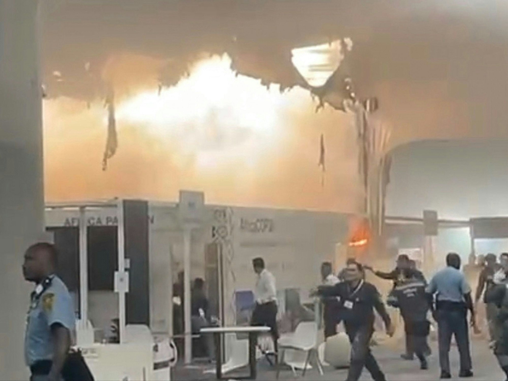 In diesem Bild aus einem von Catherine Ellis zur Verfügung gestellten Video ist ein Feuer zu sehen, das auf dem Gelände der Weltklimakonferenz COP30 ausgebrochen ist.