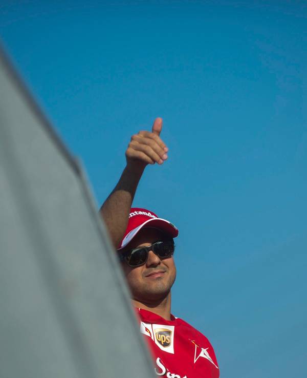 Felipe Massa zeigt einen Daumen hoch in Richtung seiner Fans.