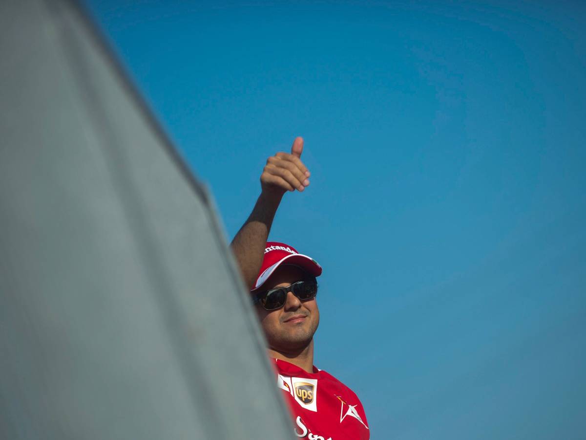 Felipe Massa zeigt einen Daumen hoch in Richtung seiner Fans.
