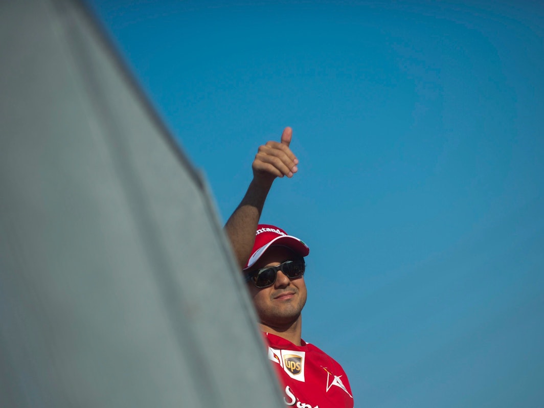 Felipe Massa zeigt einen Daumen hoch in Richtung seiner Fans.