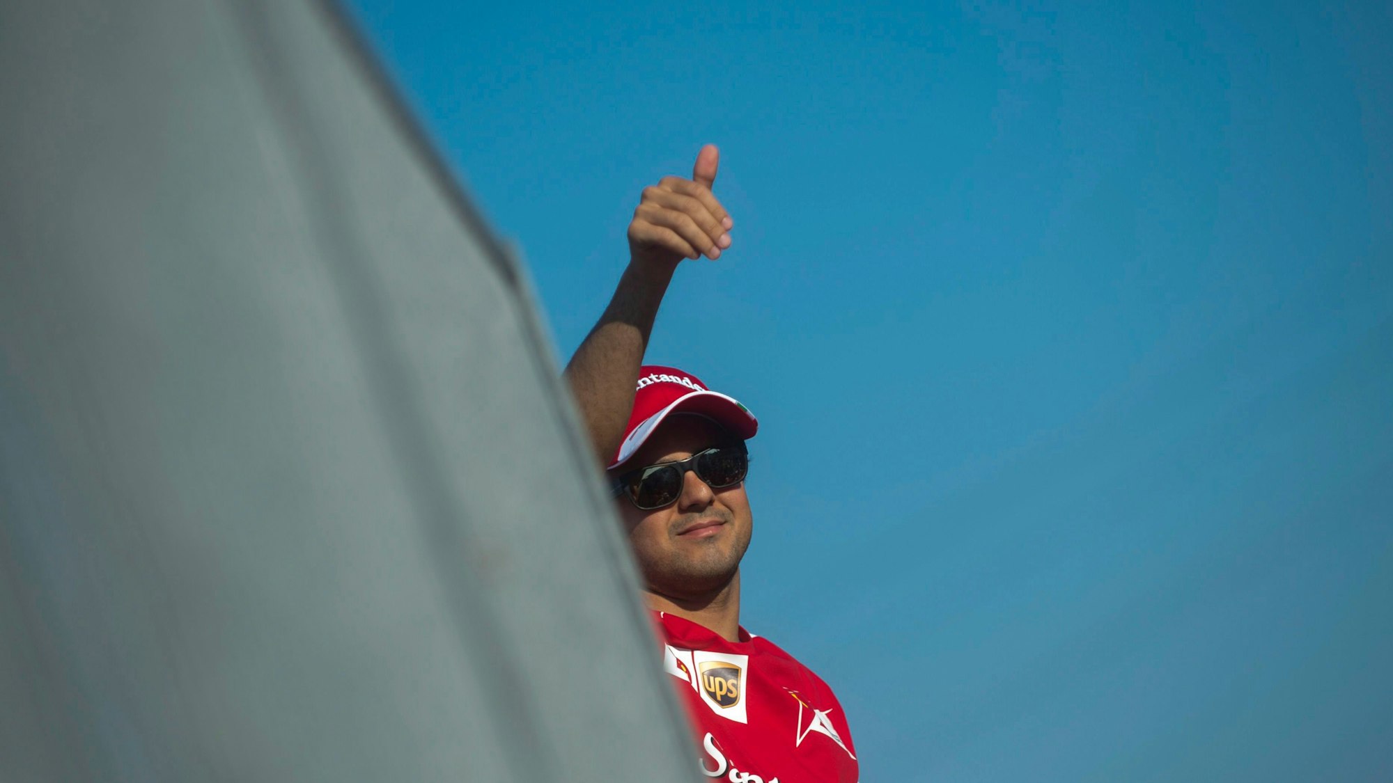Felipe Massa zeigt einen Daumen hoch in Richtung seiner Fans.