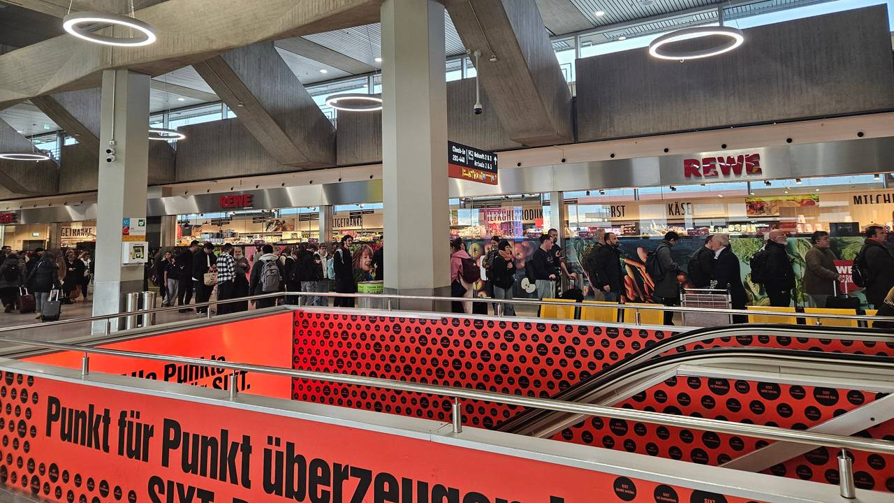 Blick auf die lange Schlange im Flughafen Köln/Bonn, die sich vor dem Sicherheitsterminal gebildet hatte.