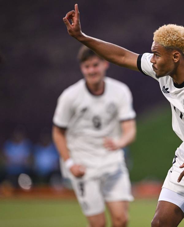 Maik Afri Akumu steht bei einem Spiel der U17-WM für Deutschland auf dem Platz.