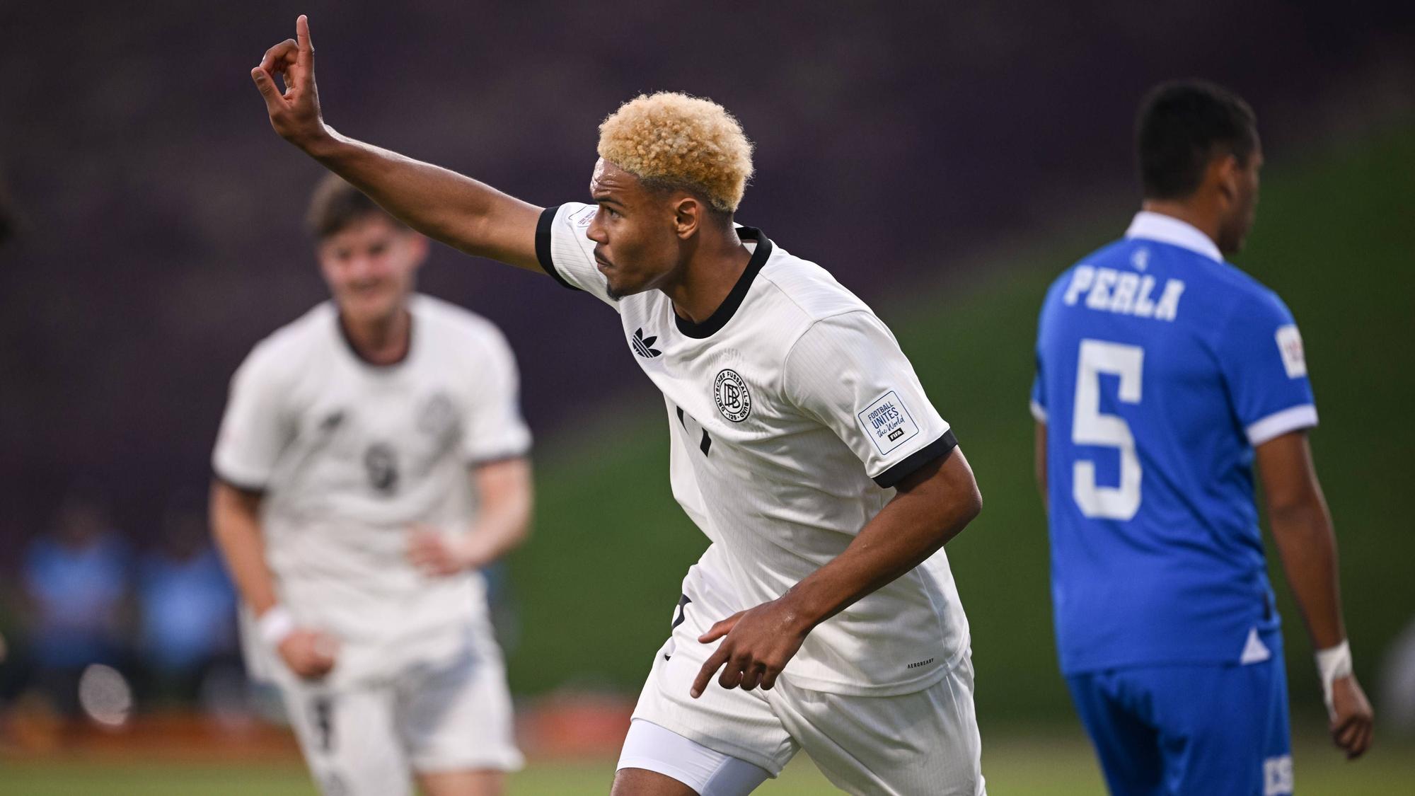 Maik Afri Akumu steht bei einem Spiel der U17-WM für Deutschland auf dem Platz.