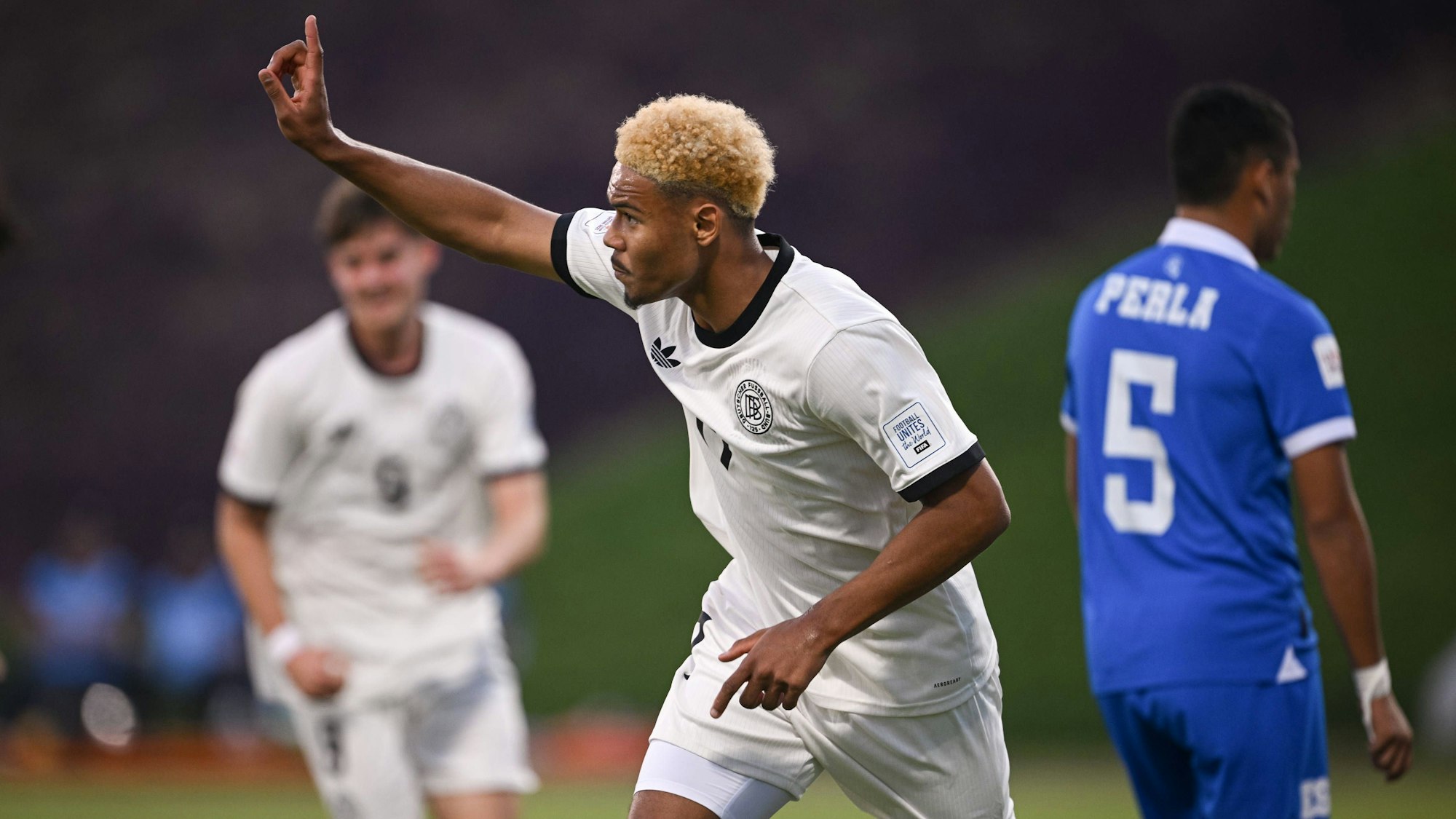Maik Afri Akumu steht bei einem Spiel der U17-WM für Deutschland auf dem Platz.