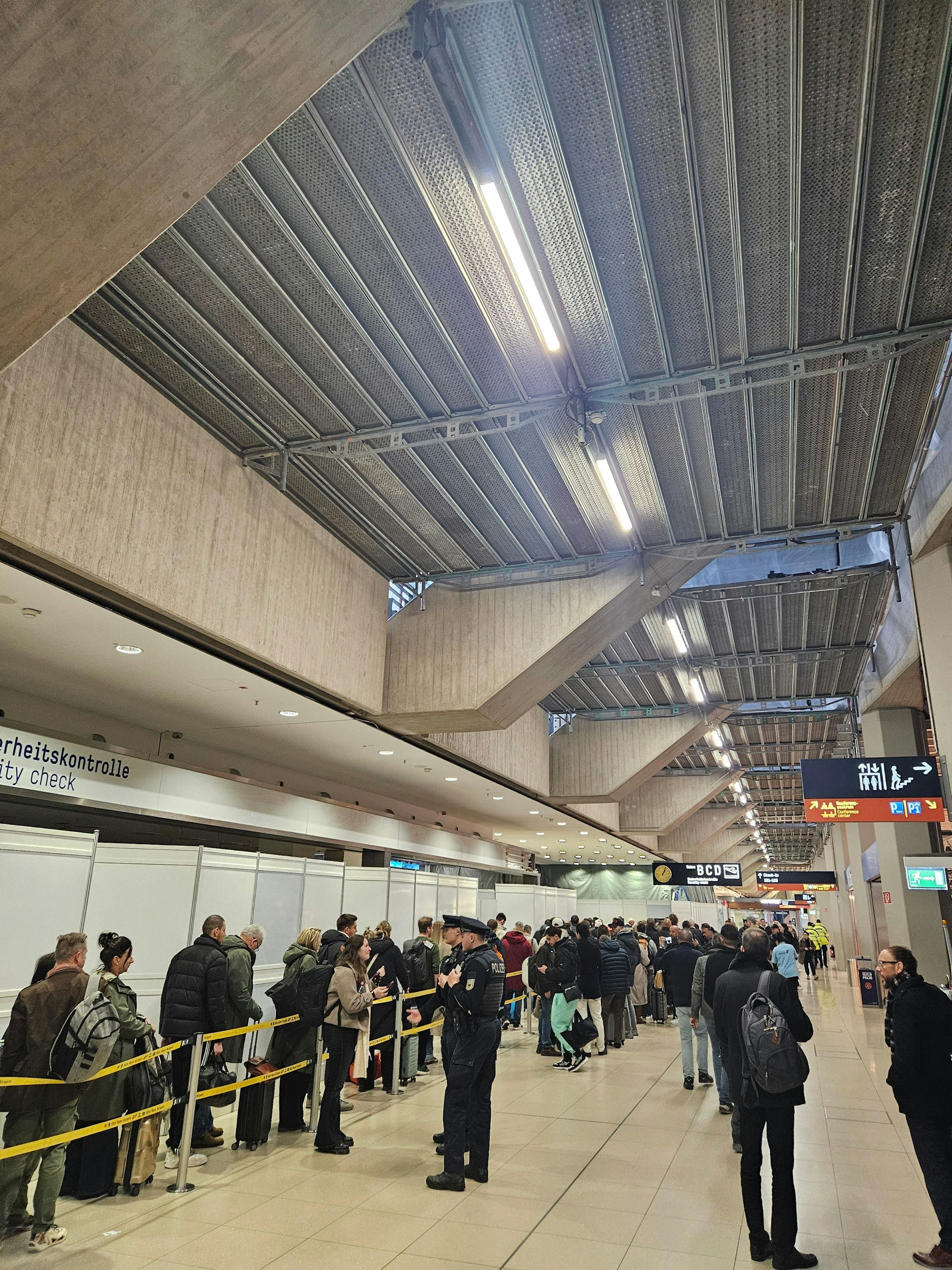 EXPRESS.de-Leserreporter Carsten Schindler lief an der langen Schlange im Terminal vorbei.