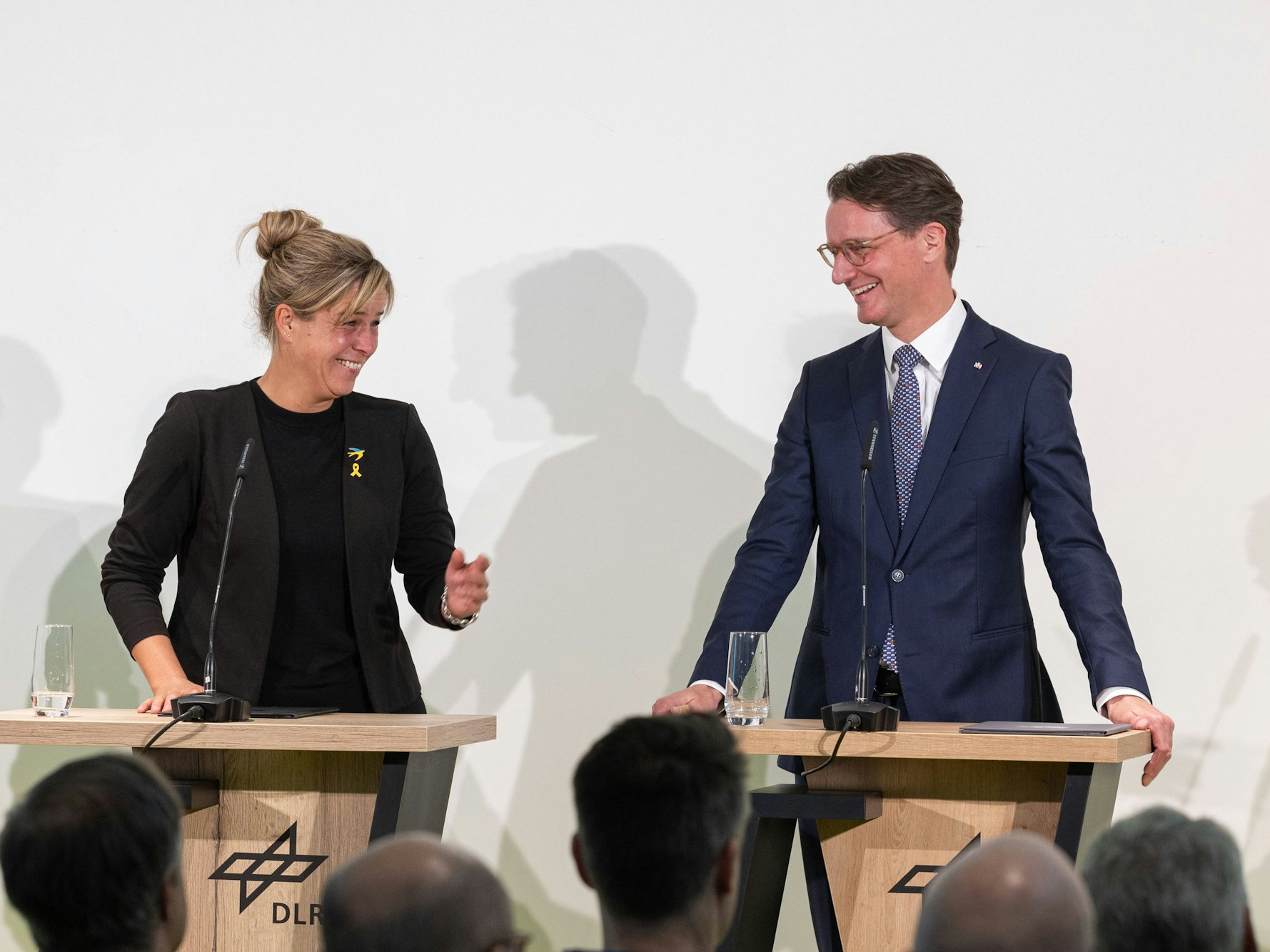Besiegelte den Deal: NRW-Wirtschaftsministerin Mona Neubaur (hier im April 2025 neben NRW-Ministerpräsident Hendrik Wüst bei der ersten SpaceTech.NRW-Raumfahrtkonferenz in Köln).
