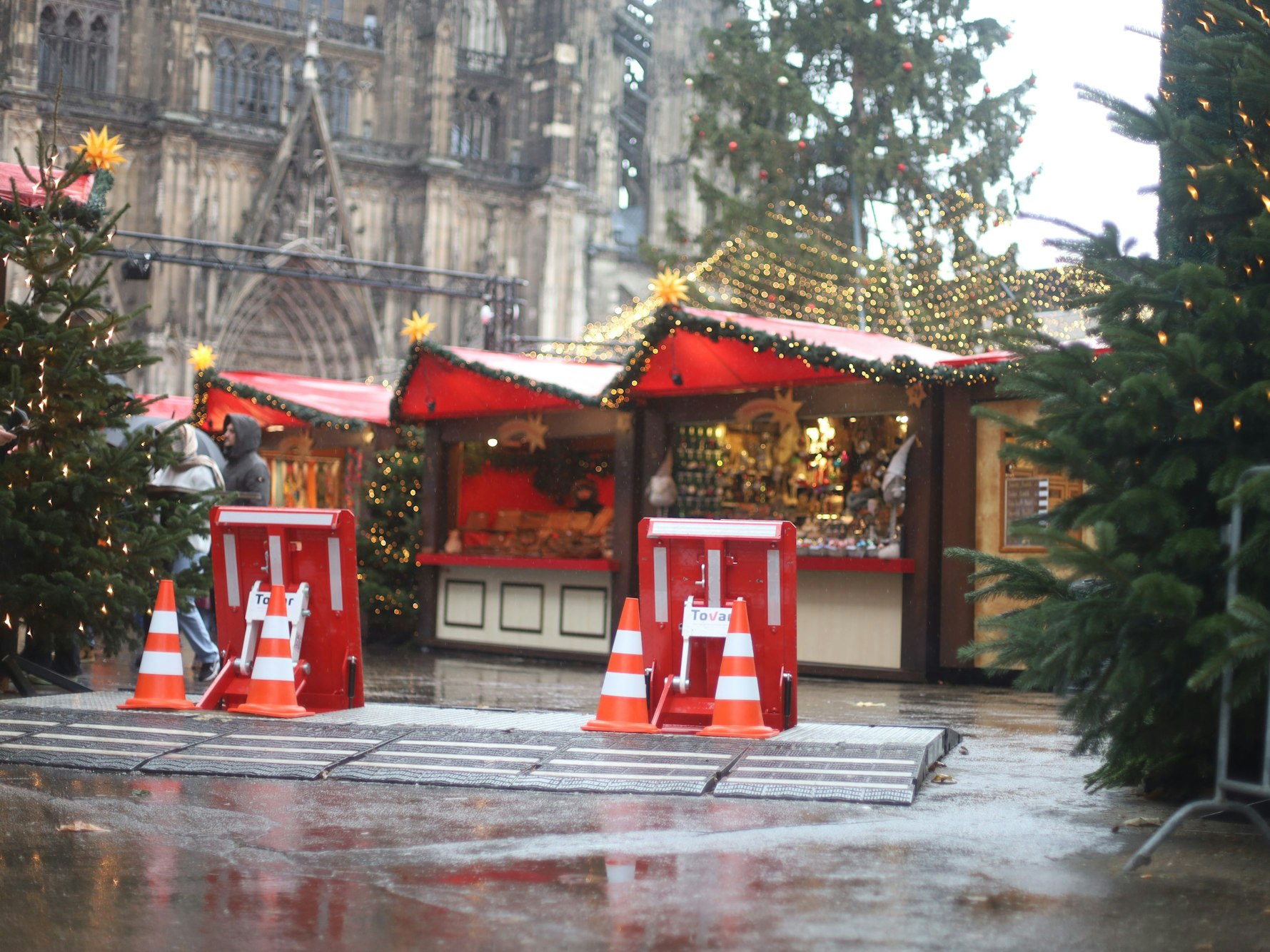 Der Weihnachtsmarkt am Kölner Dom wird in diesem Jahr noch stärker gegen Terroranschläge geschützt.