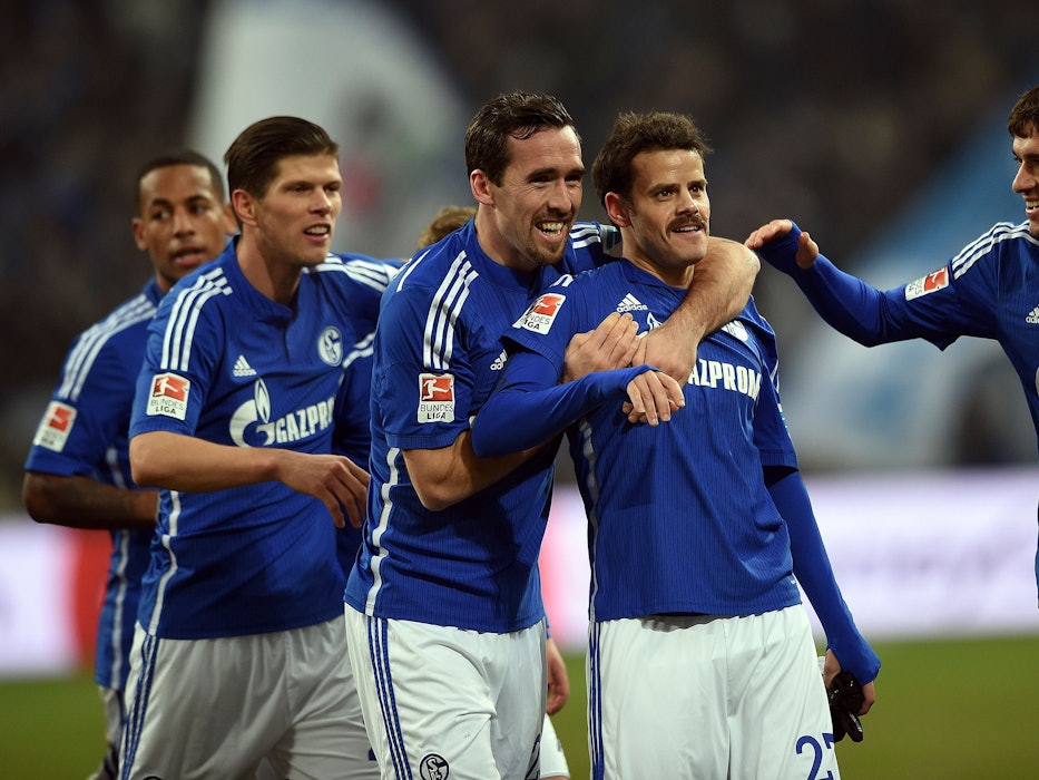 Christian Fuchs (3.v.r.) feiert einen Treffer mit seinen Teamkollegen.