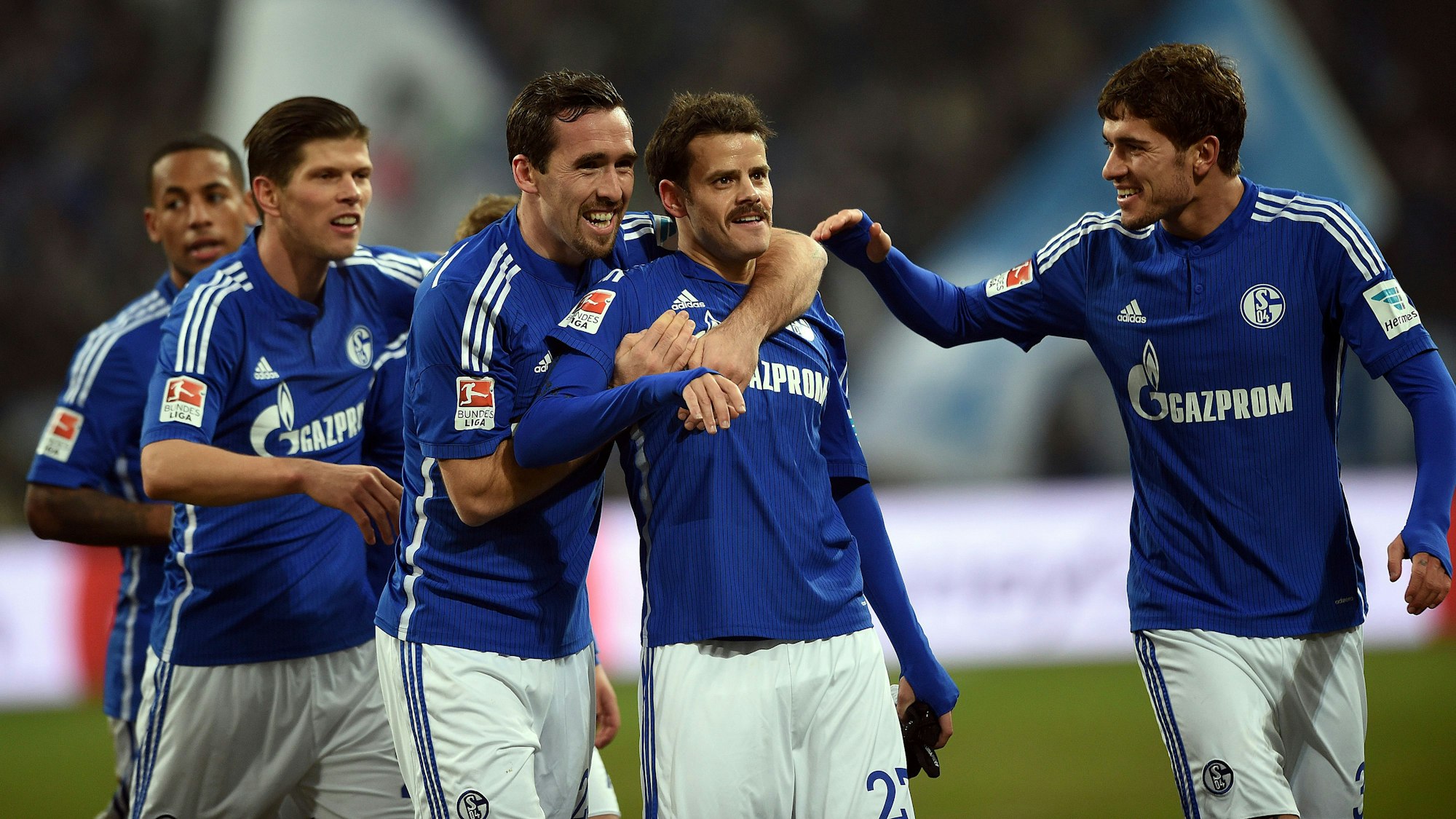 Christian Fuchs (3.v.r.) feiert einen Treffer mit seinen Teamkollegen.