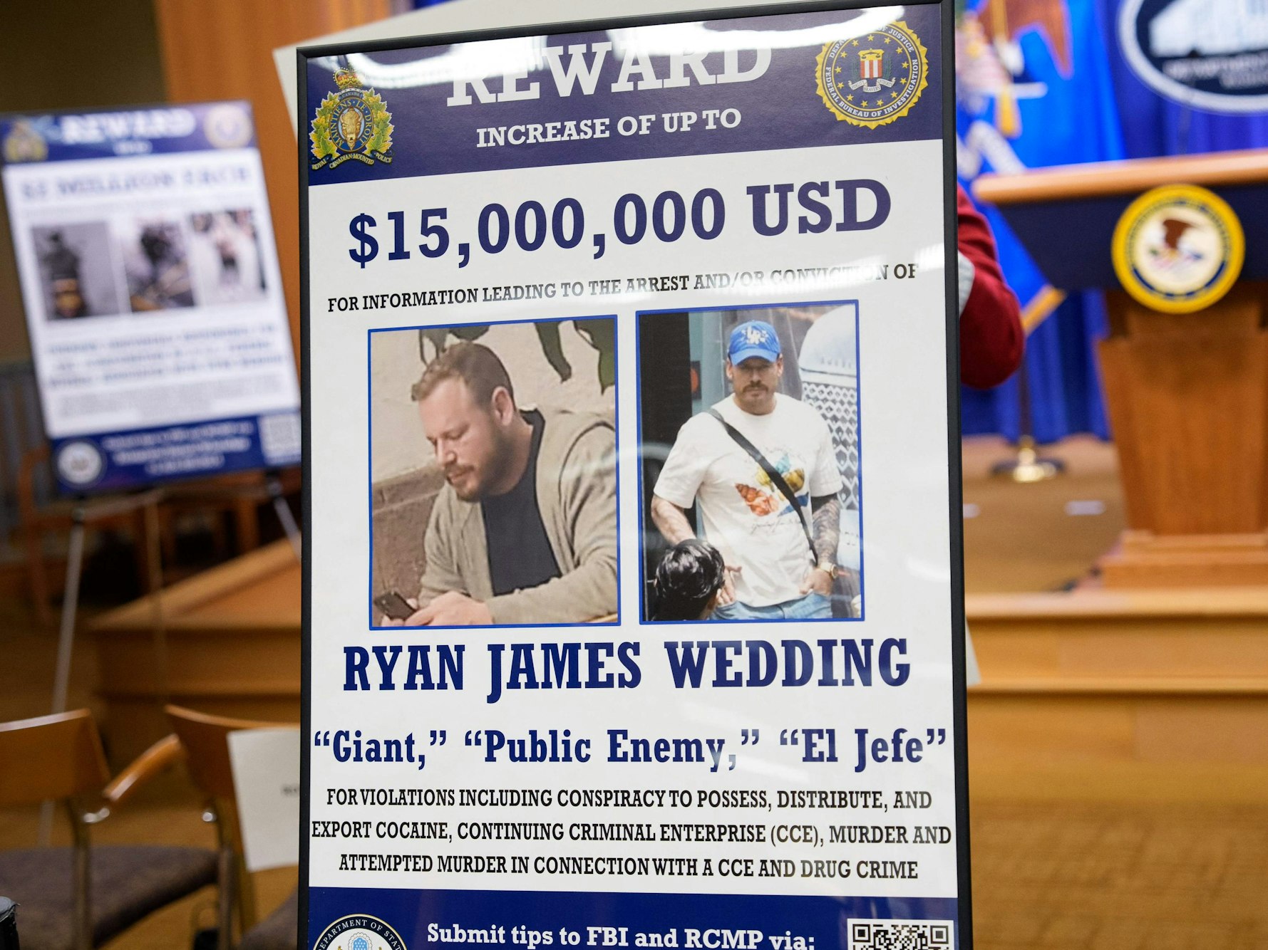 Auf einem Poster sind zwei Bilder von Ex-Snowboarder Ryan Wedding zu sehen.
