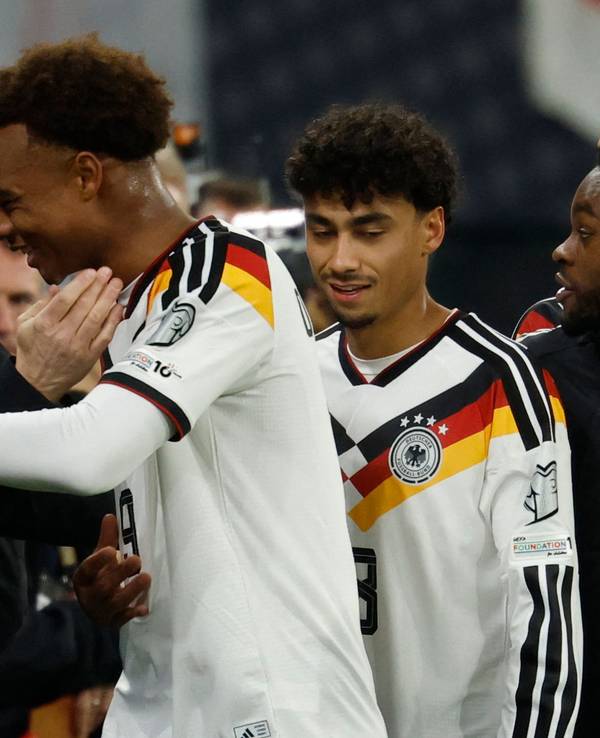 Beim Gang vom Platz wird Assan Ouédraogo von Rudi Völler umarmt.