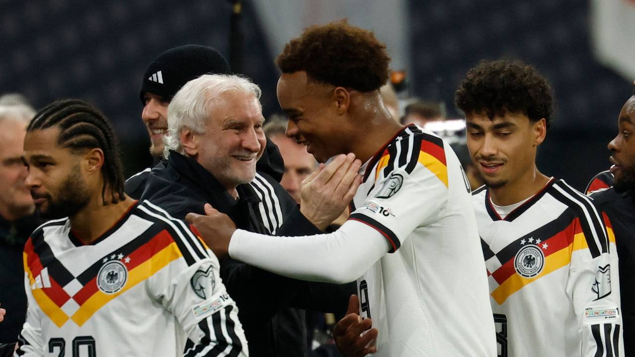 Beim Gang vom Platz wird Assan Ouédraogo von Rudi Völler umarmt.