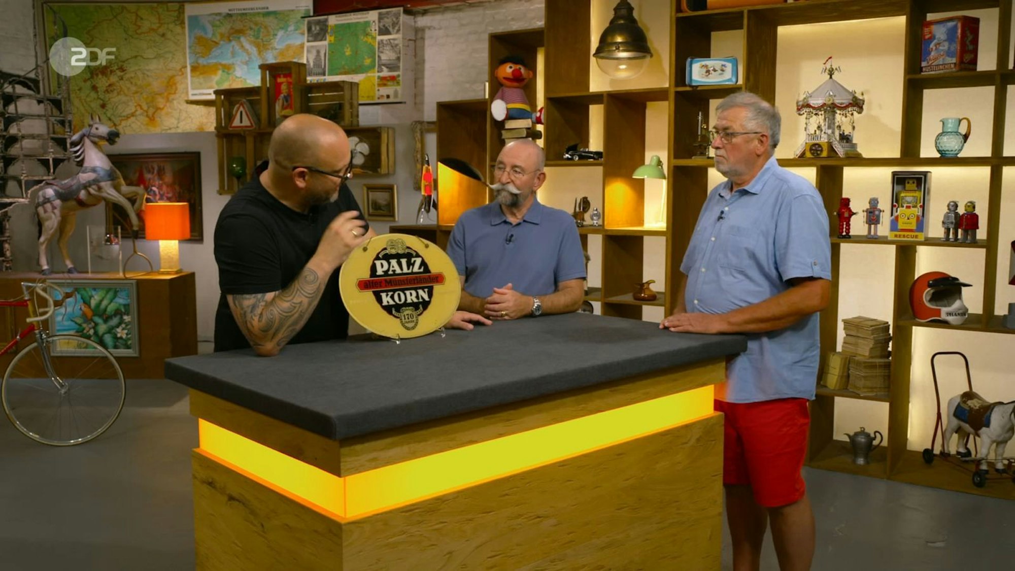 Für das Werbeschild für Korn wünschte sich der Verkäufer zirka 80 Euro. Sven Deutschmanek war einverstanden. Jan Cizek setzte noch einen drauf und erstand den Alkohol-Werbeträger für 150 Euro. (Bild: ZDF)